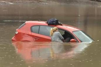 La sua auto affonda nell'acqua, si salva uscendo dal finestrino /Video La sua auto affonda nell'acqua, si salva uscendo dal finestrino /Video