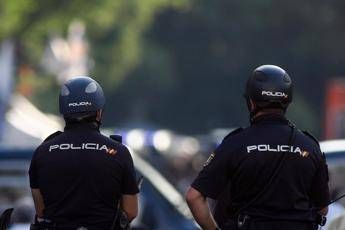 Irrompe in chiesa durante nozze e grida 'Allah Akbar', arrestato Irrompe in chiesa durante nozze e grida 'Allah Akbar', arrestato