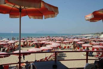 Droga al posto dei braccialetti, pusher-ambulante arrestato sulla spiaggia di Ostia Droga al posto dei braccialetti, pusher-ambulante arrestato sulla spiaggia di Ostia