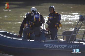 Roma, canoa si ribalta e cadono nel Tevere: salvati dalla Polizia Roma, canoa si ribalta e cadono nel Tevere: salvati dalla Polizia