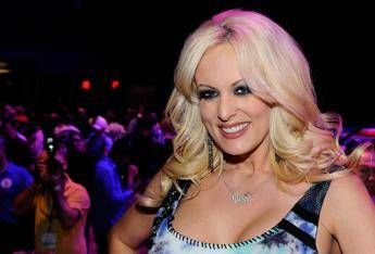 La pornostar: Ho sculacciato Trump La pornostar: Ho sculacciato Trump