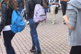 Rompe il naso al prof che lo rimprovera Rompe il naso al prof che lo rimprovera