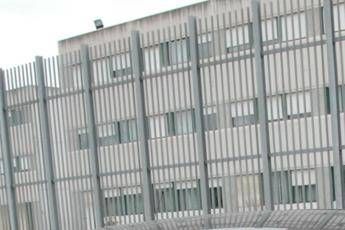 Detenuto getta olio bollente contro agenti: uno è grave Detenuto getta olio bollente contro agenti: uno è grave