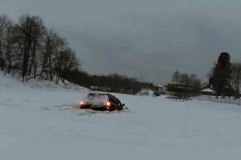 Sul lago ghiacciato col Suv, il finale è scontato /Video Sul lago ghiacciato col Suv, il finale è scontato /Video