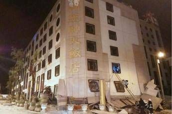 Terremoto a Taiwan, crolla un hotel Terremoto a Taiwan, crolla un hotel