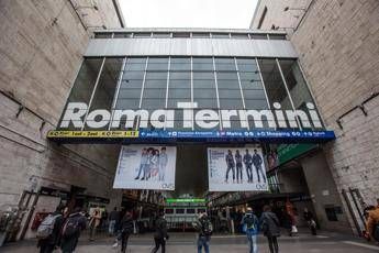 C'è un uomo con coltello, paura a Roma Termini C'è un uomo con coltello, paura a Roma Termini