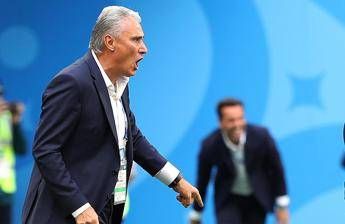 Troppa euforia, ct Brasile cade e si fa male Troppa euforia, ct Brasile cade e si fa male