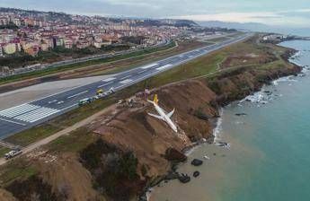 Turchia, aereo va lungo e finisce sulla scogliera Turchia, aereo va lungo e finisce sulla scogliera