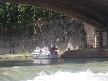 Battello rischia di finire tra le cascate del Tevere, salvi 15 turisti Battello rischia di finire tra le cascate del Tevere, salvi 15 turisti