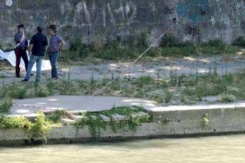 Roma, si suicida gettandosi nel Tevere Roma, si suicida gettandosi nel Tevere