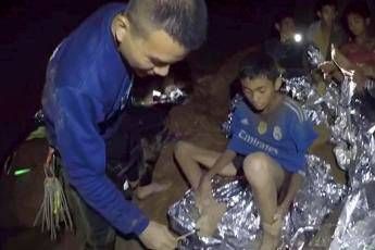 Ake, chi è l'allenatore dei ragazzi nella grotta Ake, chi è l'allenatore dei ragazzi nella grotta