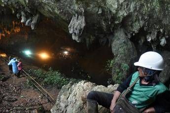 Corsa contro il tempo per salvare i ragazzi in grotta Corsa contro il tempo per salvare i ragazzi in grotta