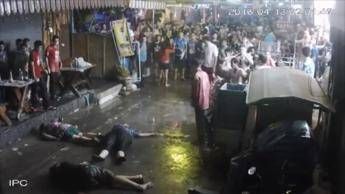 Thailandia, famiglia inglese aggredita a calci e pugni /Video Thailandia, famiglia inglese aggredita a calci e pugni /Video