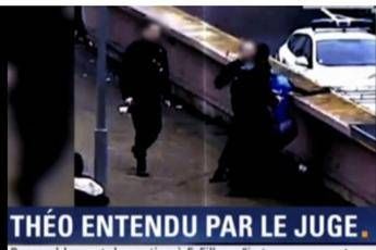 Caso Théo, nuove immagini di una telecamera di sorveglianza Caso Théo, nuove immagini di una telecamera di sorveglianza