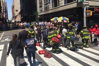 Auto su folla a Times Square, incriminato il guidatore Auto su folla a Times Square, incriminato il guidatore