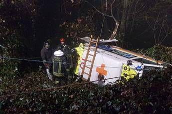 Torino, ambulanza fuori strada: morto il paziente Torino, ambulanza fuori strada: morto il paziente