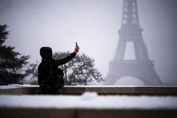 Nevica a Parigi, chiusa la Torre Eiffel Nevica a Parigi, chiusa la Torre Eiffel