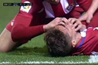 Tremenda botta in testa, Torres sviene durante Deportivo-Atletico Madrid Tremenda botta in testa, Torres sviene durante Deportivo-Atletico Madrid