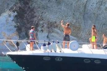 Totti show a Ponza, lancio perfetto da barca a barca Totti show a Ponza, lancio perfetto da barca a barca