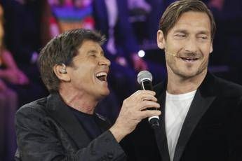 Sfida Ballando-Amici, Maria in rimonta con Totti Sfida Ballando-Amici, Maria in rimonta con Totti