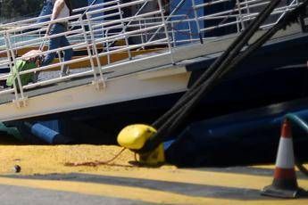 Tragedia su traghetto, auto cade da ponte: un morto Tragedia su traghetto, auto cade da ponte: un morto