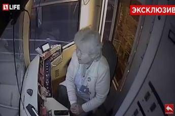 Guarda smartphone sui binari, donna investita da tram /Video Guarda smartphone sui binari, donna investita da tram /Video