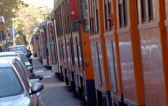 Milano, scontro tra bus e tram in via Farini: tre feriti