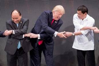 Trump e le strette di mano, che confusione Trump e le strette di mano, che confusione