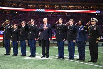 Fischi per Trump allo stadio di Atlanta. E lui 'dimentica' l'inno Fischi per Trump allo stadio di Atlanta. E lui 'dimentica' l'inno
