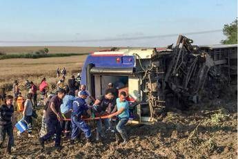 Treno deraglia in Turchia: 10 morti Treno deraglia in Turchia: 10 morti