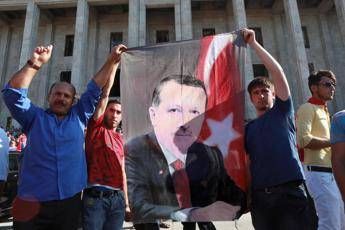 In migliaia a Istanbul per Erdogan, il presidente invita i cittadini a restare in piazza In migliaia a Istanbul per Erdogan, il presidente invita i cittadini a restare in piazza