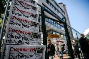 Turchia, arrestato direttore del sito di Cumhuriyet Turchia, arrestato direttore del sito di Cumhuriyet