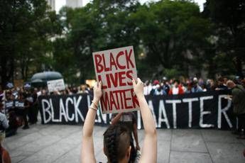 Poliziotti scagionati per morte afroamericana, proteste a Los Angeles Poliziotti scagionati per morte afroamericana, proteste a Los Angeles
