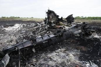 Ucraina, il volo Mh17 colpito da numerosi oggetti ad alta velocità Ucraina, il volo Mh17 colpito da numerosi oggetti ad alta velocità