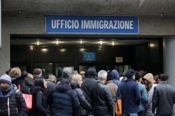 Soldi in cambio di permessi di soggiorno: arrestati 6 poliziotti Soldi in cambio di permessi di soggiorno: arrestati 6 poliziotti