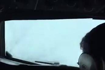 L'aereo dell'agenzia meteo dentro l'uragano Matthew /Video L'aereo dell'agenzia meteo dentro l'uragano Matthew /Video