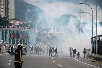Venezuela, arrestato italiano: soccorreva feriti a manifestazione Venezuela, arrestato italiano: soccorreva feriti a manifestazione