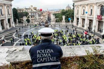 Rom dà un pugno a un vigile, i figli affidati ai servizi sociali. Ospol: A Roma 250 aggressioni l'anno Rom dà un pugno a un vigile, i figli affidati ai servizi sociali. Ospol: A Roma 250 aggressioni l'anno