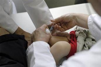 Multa di 500 euro a chi non vaccina i figli Multa di 500 euro a chi non vaccina i figli