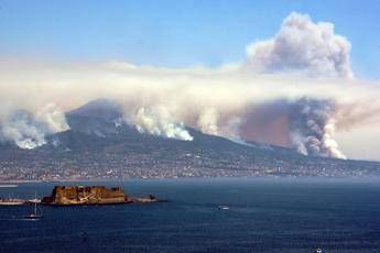 Vesuvio in fiamme, arrivano i militari Vesuvio in fiamme, arrivano i militari