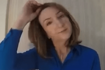 La lotta contro il cancro della giornalista Bbc che si toglie la parrucca in diretta /Video La lotta contro il cancro della giornalista Bbc che si toglie la parrucca in diretta /Video