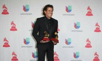 Latin Grammy, doppia vittoria per Shakira e Vives con 'La Bicicleta' Latin Grammy, doppia vittoria per Shakira e Vives con 'La Bicicleta'