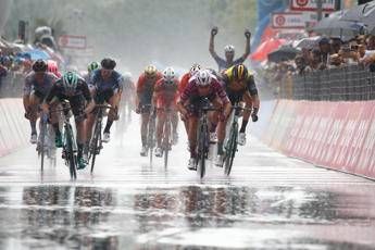 Giro, Viviani vince in volata la 17a tappa Giro, Viviani vince in volata la 17a tappa
