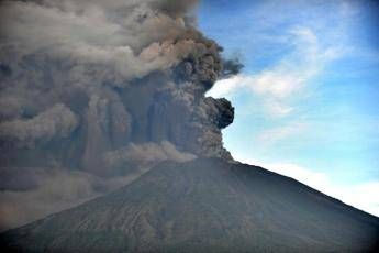 Fumo e cenere, vulcano Agung fa paura Fumo e cenere, vulcano Agung fa paura