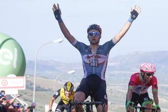 Giro, quarta tappa a Wellens. Dennis resta in rosa Giro, quarta tappa a Wellens. Dennis resta in rosa