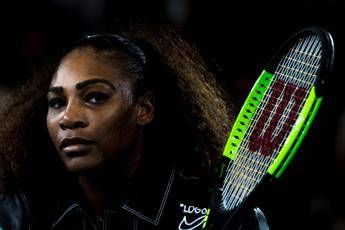 Serena Williams canta in topless Serena Williams canta in topless