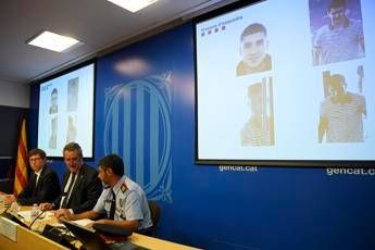 Pericoloso e armato, polizia diffonde sui social foto di Younes Pericoloso e armato, polizia diffonde sui social foto di Younes
