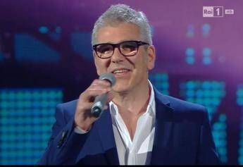 Da 'Una rosa blu' a 'Cinque giorni', Zarrillo canta ed emoziona a 'I migliori anni' /Guarda Da 'Una rosa blu' a 'Cinque giorni', Zarrillo canta ed emoziona a 'I migliori anni' /Guarda