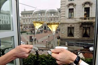 Brindisi di Natale, la trappola è nel calice Brindisi di Natale, la trappola è nel calice