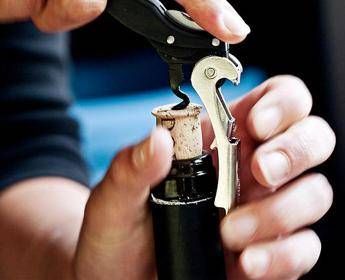 Tappo di sughero simbolo di festa per maggior parte italiani Tappo di sughero simbolo di festa per maggior parte italiani